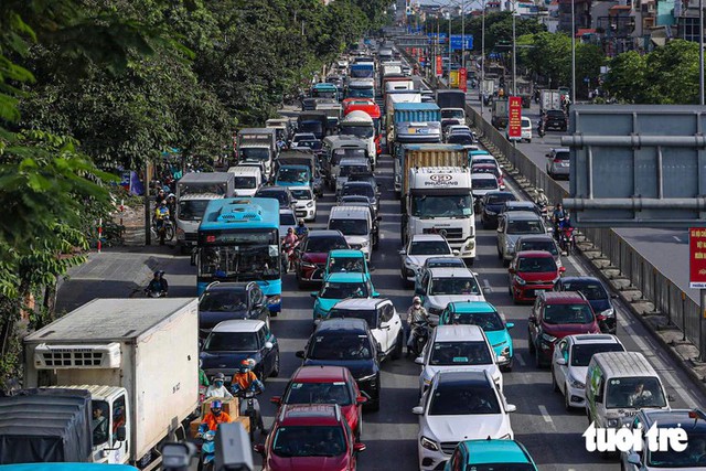 People flock to bus stations as National Day holiday gets under way - Ảnh 2.