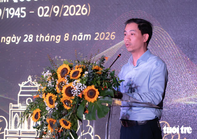 Hoan Kiem Lake’s new light display draws Hanoi visitors for nighttime photos- Ảnh 3.