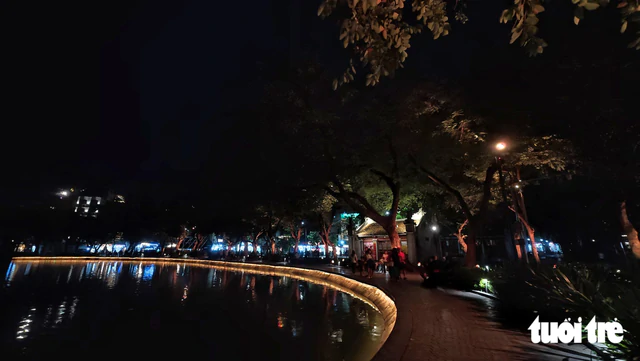 Hoan Kiem Lake’s new light display draws Hanoi visitors for nighttime photos- Ảnh 5.