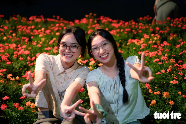 Hoan Kiem Lake’s new light display draws Hanoi visitors for nighttime photos- Ảnh 1.