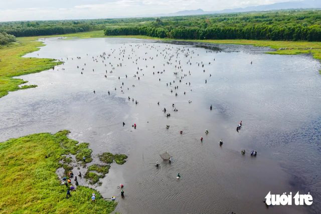 In Vietnam: Villagers enjoy one-day fishing festival after preserving wetland year-round - Ảnh 3.