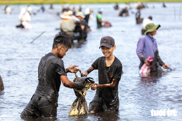 In Vietnam: Villagers enjoy one-day fishing festival after preserving wetland year-round - Ảnh 4.