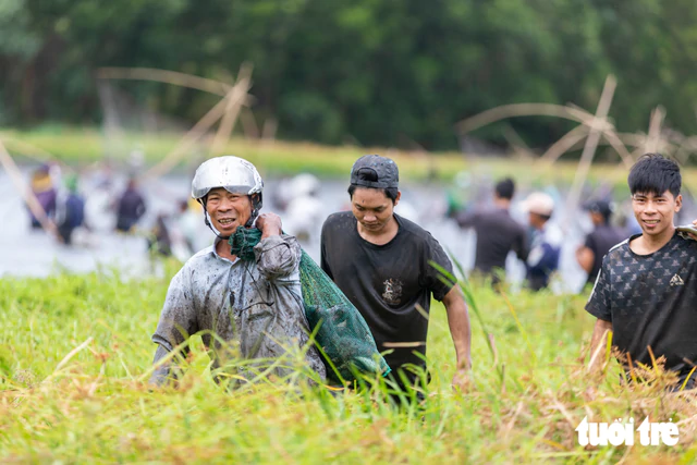 In Vietnam: Villagers enjoy one-day fishing festival after preserving wetland year-round - Ảnh 6.