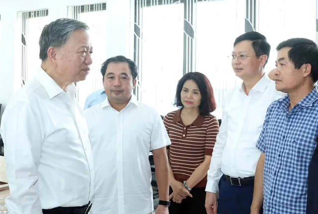 Top leader inspects key transport, education infrastructure projects in Hanoi - Ảnh 1.