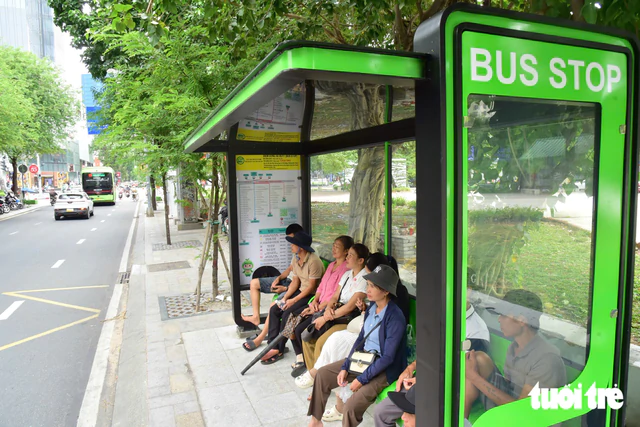 Ho Chi Minh City turns streets, bus stops into 'mini gardens' - Ảnh 8.