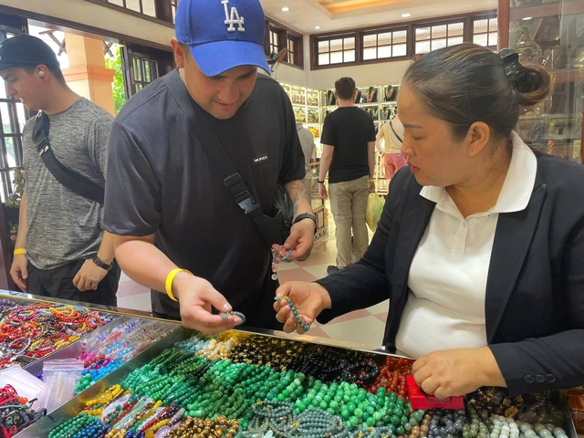 US Navy’s USS George Washington delegation experience local life in Da Nang  - Ảnh 1.