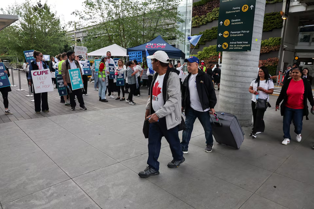WestJet flight attendants go on strike after talks fall through, grounding flights- Ảnh 2.