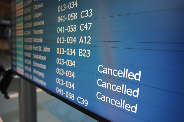 WestJet flight attendants go on strike after talks fall through, grounding flights- Ảnh 3.
