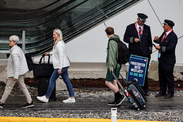 WestJet flight attendants go on strike after talks fall through, grounding flights- Ảnh 4.