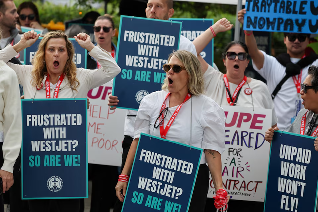 WestJet flight attendants go on strike after talks fall through, grounding flights- Ảnh 5.