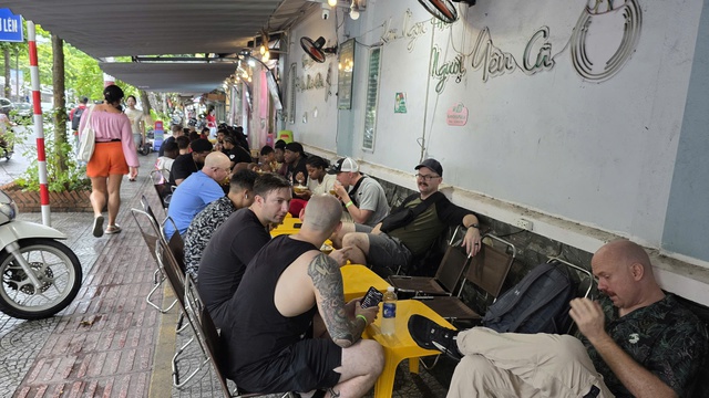 US Navy’s USS George Washington delegation experience local life in Da Nang  - Ảnh 3.