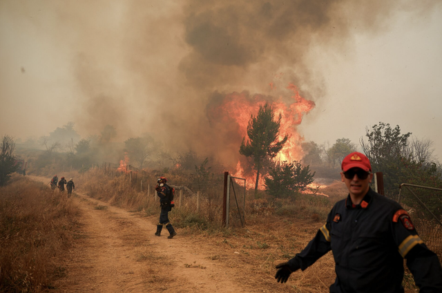 Two die as firefighting helicopters collide in Greece, French blaze changes course- Ảnh 1.