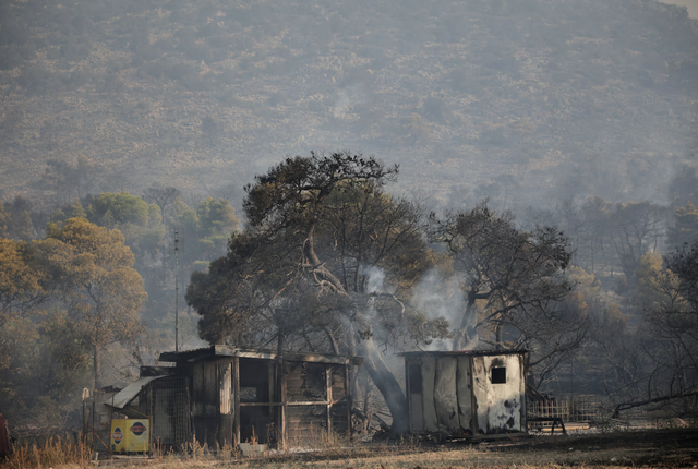 Two die as firefighting helicopters collide in Greece, French blaze changes course- Ảnh 2.