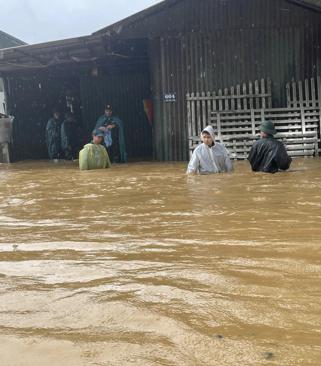 Heavy rain triggers road inundation in Vietnam’s Lao Cai- Ảnh 1.