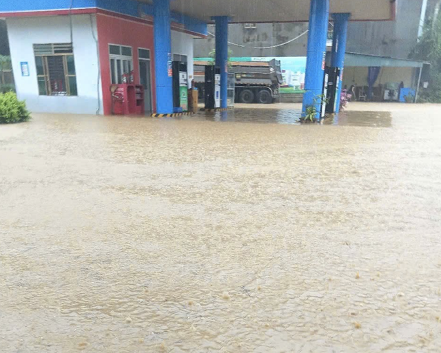 Heavy rain triggers road inundation in Vietnam’s Lao Cai- Ảnh 2.