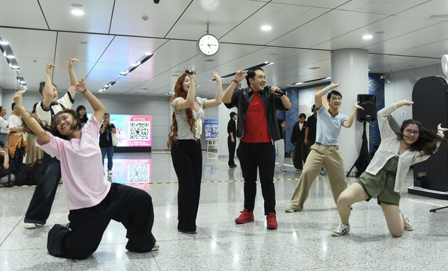 Broadway musical performances delight commuters at Ho Chi Minh City metro station- Ảnh 3.