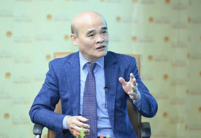 Should smoking while riding be banned in Vietnam? - Ảnh 2.