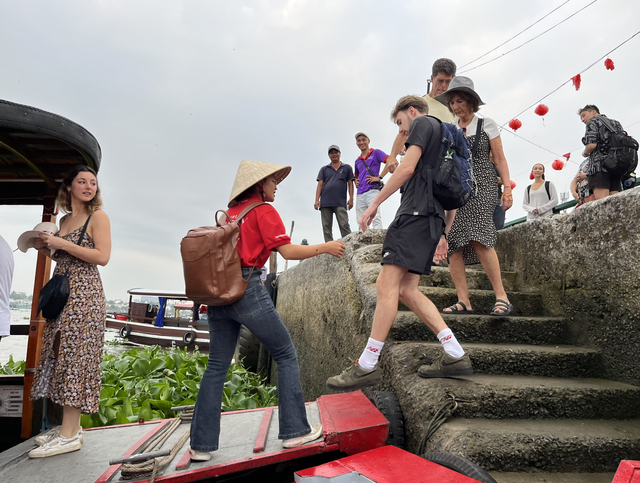 Southern Vietnam’s iconic floating market posts public prices to give tourists peace of mind- Ảnh 1.