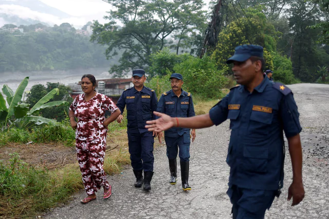 Rescuers battle floods and debris as Himalayan disaster death toll nears 800- Ảnh 9.