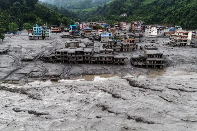 Rescuers battle floods and debris as Himalayan disaster death toll nears 800- Ảnh 10.