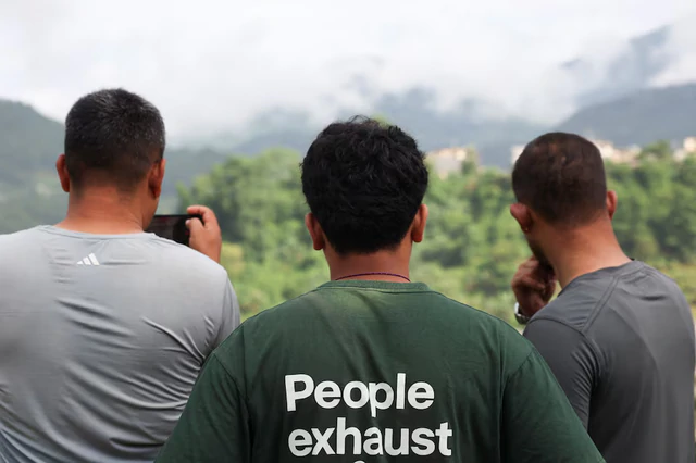 Rescuers battle floods and debris as Himalayan disaster death toll nears 800- Ảnh 11.