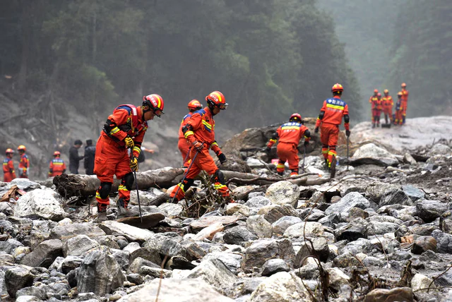 Rescuers battle floods and debris as Himalayan disaster death toll nears 800- Ảnh 1.