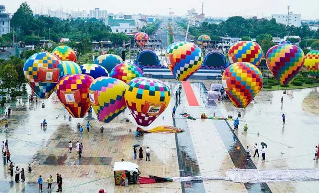 Vietnam’s largest hot-air balloon steals the show in Ca Mau- Ảnh 2.