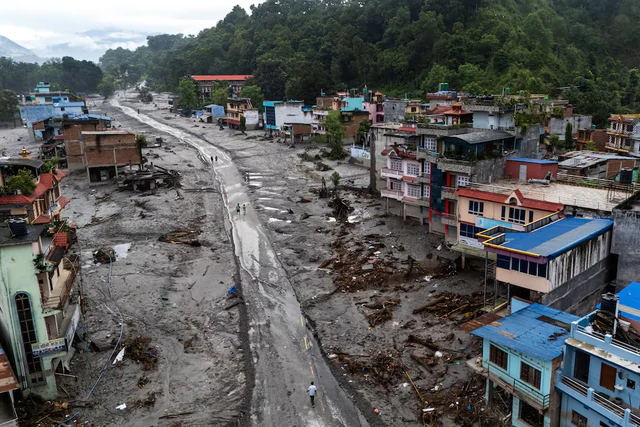 Rescuers battle floods and debris as Himalayan disaster death toll nears 800- Ảnh 3.