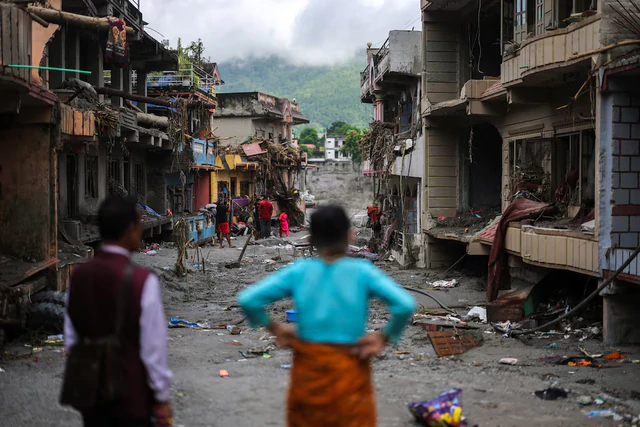 Rescuers battle floods and debris as Himalayan disaster death toll nears 800- Ảnh 4.
