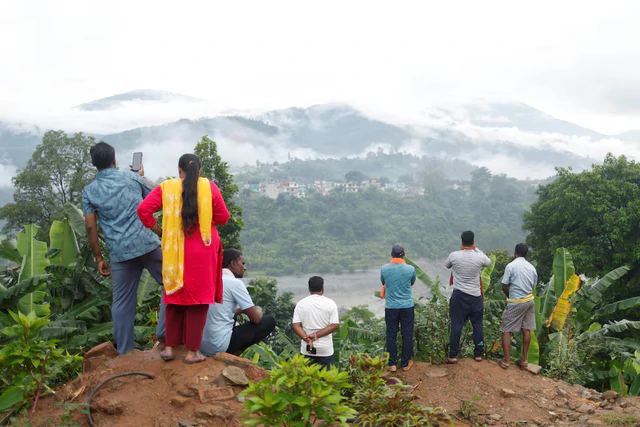 Rescuers battle floods and debris as Himalayan disaster death toll nears 800- Ảnh 5.