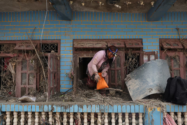 Rescuers battle floods and debris as Himalayan disaster death toll nears 800- Ảnh 6.