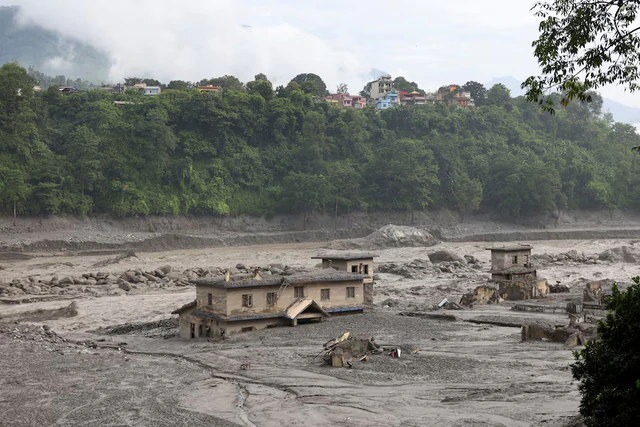 Rescuers battle floods and debris as Himalayan disaster death toll nears 800- Ảnh 8.