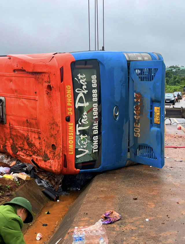 3 dead, dozens injured as long-haul bus overturns in Vietnam’s Gia Lai- Ảnh 1.