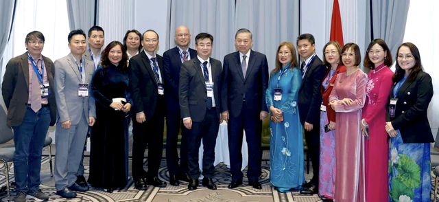 Overseas Vietnamese help shape Vietnam’s global reputation: former German vice-chancellor - Ảnh 1.