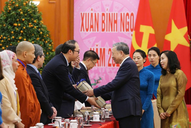Overseas Vietnamese help shape Vietnam’s global reputation: former German vice-chancellor - Ảnh 5.