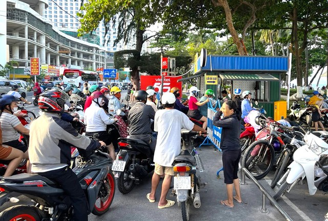 Vietnam’s Nha Trang beach packed with visitors during National Day holiday- Ảnh 4.