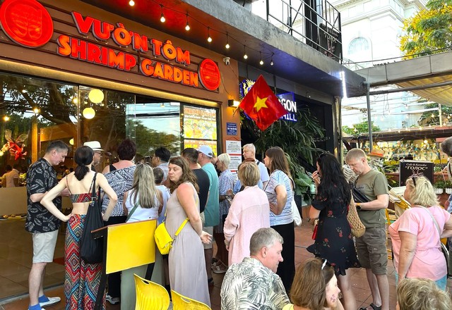Vietnam’s Nha Trang beach packed with visitors during National Day holiday- Ảnh 5.