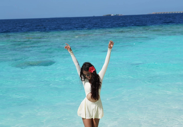 Vietnamese woman overcomes fear to dive alongside nurse sharks in Maldives- Ảnh 1.