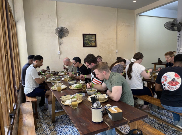 Da Nang treats US Navy’s USS George Washington sailors to local specialties- Ảnh 3.