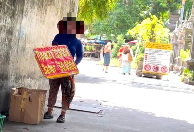 Street vendors hassle foreign tourists visiting Nha Trang pagoda- Ảnh 1.
