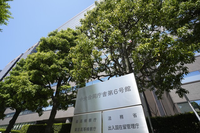 Japan to require above-average incomes for permanent residency - Ảnh 1.