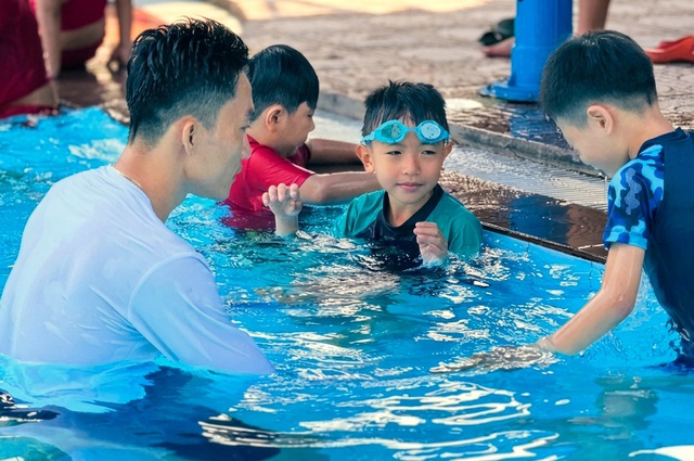 Ho Chi Minh City education authority proposes $27 swimming subsidy for each student - Ảnh 1.