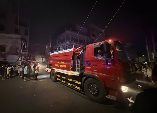 Fire engulfs Bien Hoa market in Dong Nai City - Ảnh 1.