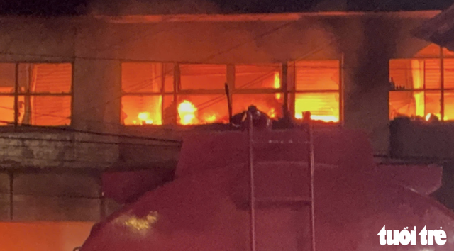 Fire engulfs Bien Hoa market in Dong Nai City - Ảnh 2.