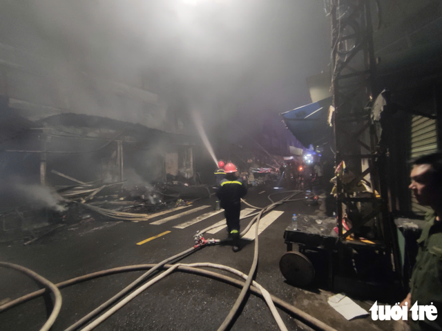 Fire engulfs Bien Hoa market in Dong Nai City - Ảnh 3.