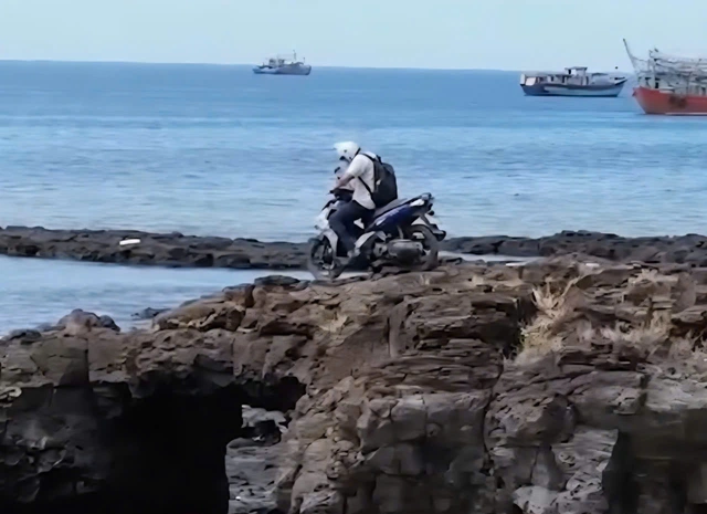 Foreign tourist rides motorbike onto Vietnam's protected  landmark despite warnings- Ảnh 1.