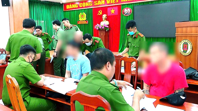 Ho Chi Minh City police receive 47 Vietnamese citizens deported from US- Ảnh 1.