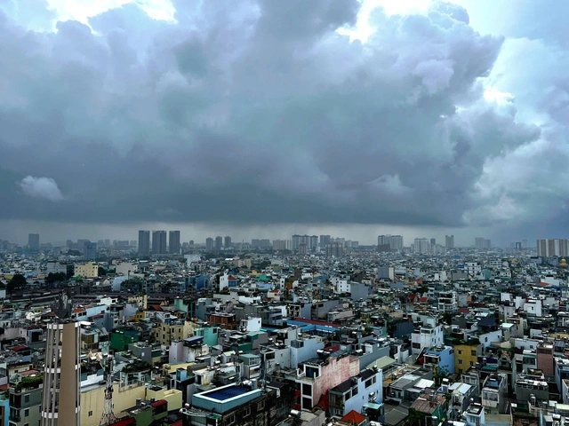 Morning downpours hit Ho Chi Minh City despite distant Storm Kujira - Ảnh 1.