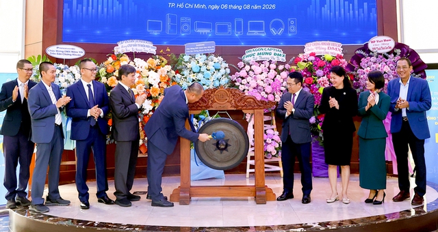 Dien May Xanh debuts on HoSE - Ảnh 1.
