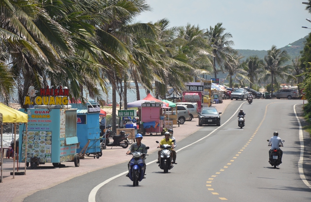 Vietnam's Mui Ne cracks down on illegal stalls, street vendors- Ảnh 3.